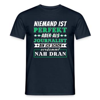 Niemand ist Perfekt - Journalisten sind nah dran - Männer T-Shirt - Navy - Vorne - AI Model Male 178 light (178cm)