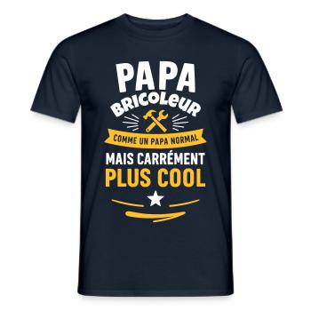 Papa bricoleur – plus cool qu’un papa normal - T-shirt homme - marine - Devant - AI Model Male 178 light (178cm)