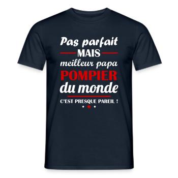 Pas parfait mais meilleur papa pompier du monde - T-shirt homme - marine - Devant - AI Model Male 178 light (178cm)