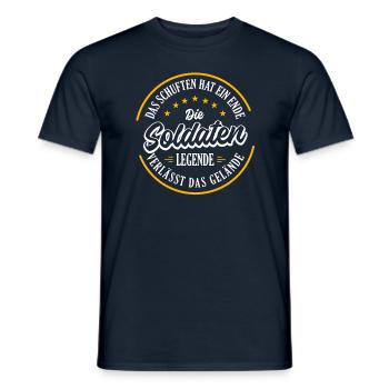 SOLDIER Pension 2023 une véritable légende quitte le - T-shirt homme - marine - Devant - AI Model Male 178 light (178cm)