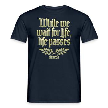 Seneca | Während wir auf das Leben warten, vergeht das Leben - Männer T-Shirt - Navy - Vorne - AI Model Male 178 light (178cm)