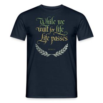 Seneca | Während wir auf das Leben warten, vergeht das Leben - Männer T-Shirt - Navy - Vorne - AI Model Male 178 light (178cm)