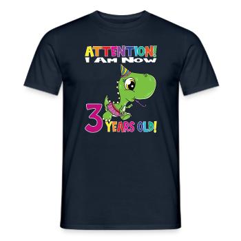 Dino Girl Attention J’ai maintenant 3 ans - T-shirt homme - marine - Devant - AI Model Male 178 light (178cm)