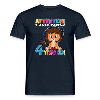 Anniversaire de lion j’ai maintenant 4 ans - T-shirt homme - marine - Devant - AI Model Male 178 light (178cm)