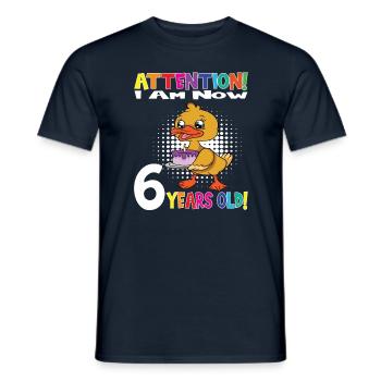 Anniversaire de canard J'ai maintenant 6 ans - T-shirt homme - marine - Devant - AI Model Male 178 light (178cm)
