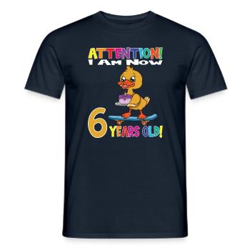 Anniversaire de canard J’ai maintenant 6 ans - T-shirt homme - marine - Devant - AI Model Male 178 light (178cm)