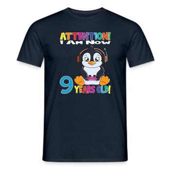 Anniversaire de pingouin J'ai maintenant 9 ans - T-shirt homme - marine - Devant - AI Model Male 178 light (178cm)