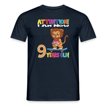 Anniversaire Lion J'ai maintenant 9 ans - T-shirt homme - marine - Devant - AI Model Male 178 light (178cm)