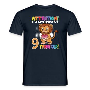 Anniversaire Lion J'ai maintenant 9 ans - T-shirt homme - marine - Devant - AI Model Male 178 light (178cm)