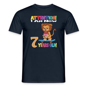 Anniversaire Lion J'ai maintenant 7 ans - T-shirt homme - marine - Devant - AI Model Male 178 light (178cm)