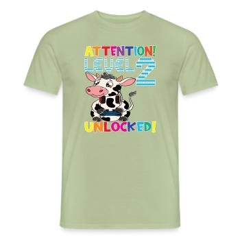 Attention Niveau 2 Anniversaire débloqué - T-shirt homme - vert sauge - Devant - AI Model Male 178 light (178cm)