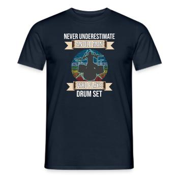 Ne sous-estimez jamais un vieil homme qui joue de la batterie - T-shirt homme - marine - Devant - AI Model Male 178 light (178cm)