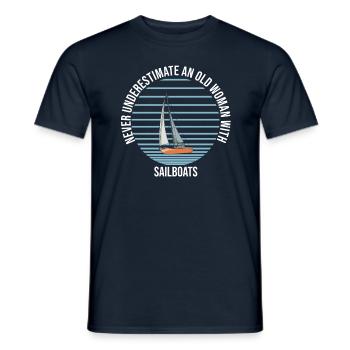 Never Underestimate An Old Woman With Sailboats - Männer T-Shirt - Navy - Vorne - AI Model Male 178 light (178cm)