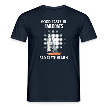Voilier Bon Goût Dans Les Voiliers Mauvais Goût Im Men - T-shirt homme - marine - Devant - AI Model Male 178 light (178cm)