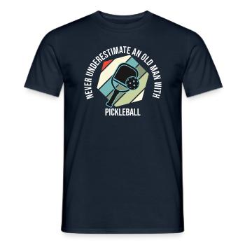 Never Underestimate An Old Man With Pickleball - Männer T-Shirt - Navy - Vorne - AI Model Male 178 light (178cm)
