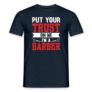 Put Your Trust On Me I'm A Barber - Männer T-Shirt - Navy - Vorne - AI Model Male 178 light (178cm)