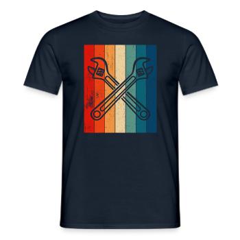 Clé à pipe à plombier rétro - T-shirt homme - marine - Devant - AI Model Male 178 light (178cm)