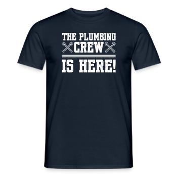 L’équipe de plomberie est ici plombier - T-shirt homme - marine - Devant - AI Model Male 178 light (178cm)