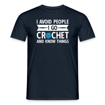 J’évite les gens que je vais crocheter et je sais des choses - T-shirt homme - marine - Devant - AI Model Male 178 light (178cm)