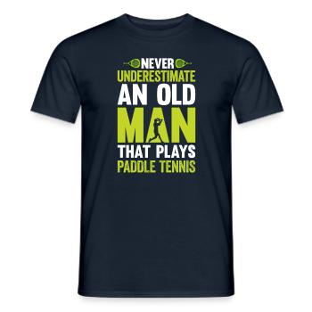Ne sous-estimez jamais un vieil homme joue au paddle-tennis - T-shirt homme - marine - Devant - AI Model Male 178 light (178cm)