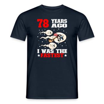 Citation d’anniversaire drôle 78 ans - T-shirt homme - marine - Devant - AI Model Male 178 light (178cm)
