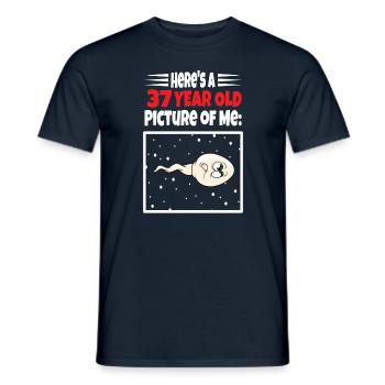 Spermie Hier Ist Ein Altes Bild Von Mir - Männer T-Shirt - Navy - Vorne - AI Model Male 178 light (178cm)