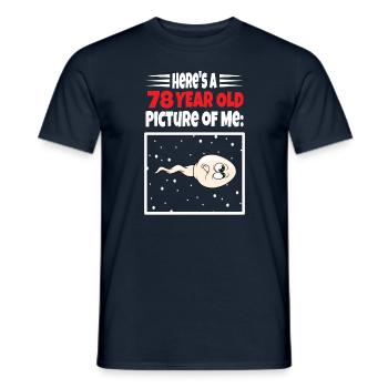 Spermie Hier Ist Ein Altes Bild Von Mir - Männer T-Shirt - Navy - Vorne - AI Model Male 178 light (178cm)