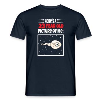 Spermie Hier Ist Ein Altes Bild Von Mir - Männer T-Shirt - Navy - Vorne - AI Model Male 178 light (178cm)