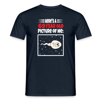 Spermie Hier Ist Ein Altes Bild Von Mir - Männer T-Shirt - Navy - Vorne - AI Model Male 178 light (178cm)