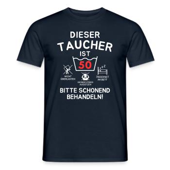 Dieser Taucher ist 50. Schonend behandeln - Männer T-Shirt - Navy - Vorne - AI Model Male 178 light (178cm)