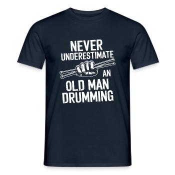 Unterschätze nie einen alten Mann am Schlagzeug - Männer T-Shirt - Navy - Vorne - AI Model Male 178 light (178cm)
