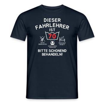 Ce moniteur d’auto-école a 70 ans. - T-shirt homme - marine - Devant - AI Model Male 178 light (178cm)
