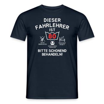 Ce moniteur d’auto-école a 80 ans. - T-shirt homme - marine - Devant - AI Model Male 178 light (178cm)