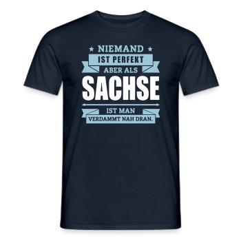 Funshirt Sachse - Männer T-Shirt - Navy - Vorne - AI Model Male 178 light (178cm)