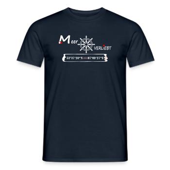 Norden - MeerVERLIEBT - (Koordinaten und Ortsname) - Männer T-Shirt - Navy - Vorne - AI Model Male 178 light (178cm)