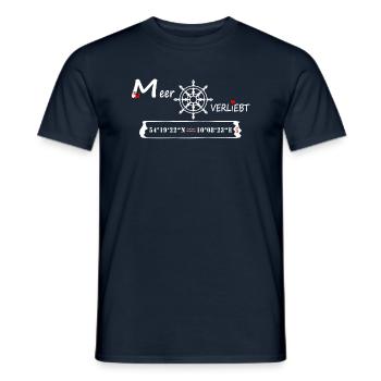 Kiel - MeerVERLIEBT - (Koordinaten und Ortsname) - Männer T-Shirt - Navy - Vorne - AI Model Male 178 light (178cm)