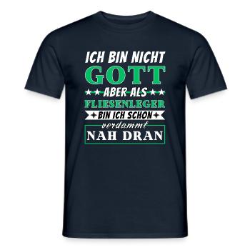Ich bin nicht Gott aber als Fliesenleger nah dran - Männer T-Shirt - Navy - Vorne - AI Model Male 178 light (178cm)