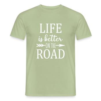 La vie est meilleure sur la route Citation - T-shirt homme - vert sauge - Devant - AI Model Male 178 light (178cm)