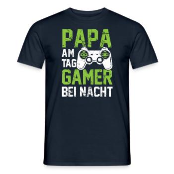 PAPA AM TAG GAMER BEI NACHT | Vater Gaming Zocker - Männer T-Shirt - Navy - Vorne - AI Model Male 178 light (178cm)