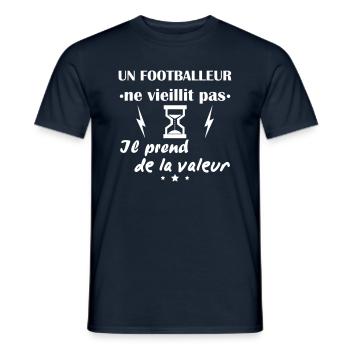 Footballeur ne vieillit pas, cadeau anniversaire - T-shirt homme - marine - Devant - AI Model Male 178 light (178cm)