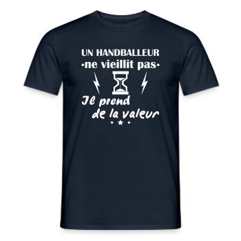 Handballeur ne vieillit pas, cadeau anniversaire - T-shirt homme - marine - Devant - AI Model Male 178 light (178cm)