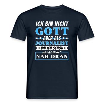 Ich bin nicht Gott aber als Journalist nah dran - Männer T-Shirt - Navy - Vorne - AI Model Male 178 light (178cm)