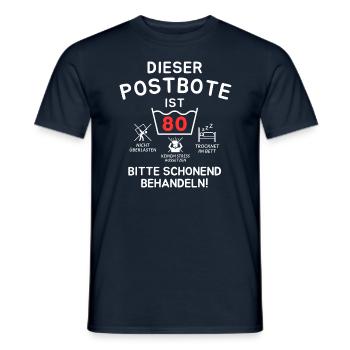 Ce facteur a 80 ans. - T-shirt homme - marine - Devant - AI Model Male 178 light (178cm)