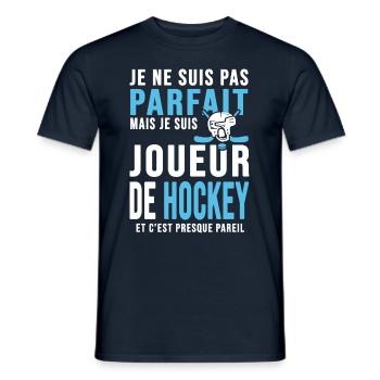 Hockey joueur parfait humour Hockey sur glace - T-shirt homme - marine - Devant - AI Model Male 178 light (178cm)