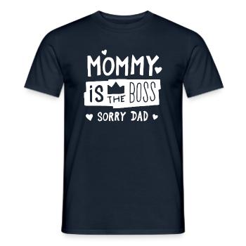 Maman est le patron. Fête des mères - T-shirt homme - marine - Devant - AI Model Male 178 light (178cm)