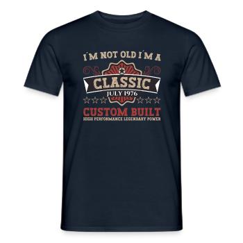 46th Birthday Born 1976 July Gifts Men - Men's T-Shirt - navy - Front - AI Model Male 178 light (178cm)