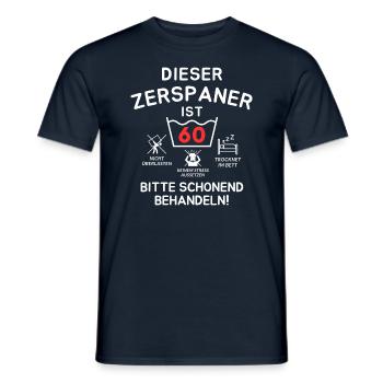 Ce machiniste a 60 ans. - T-shirt homme - marine - Devant - AI Model Male 178 light (178cm)