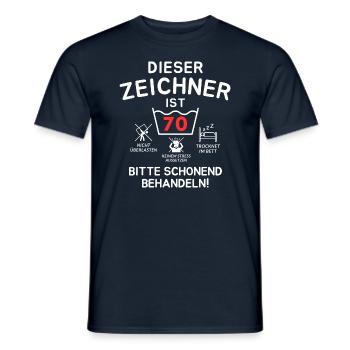 Ce dessinateur a 70 ans. - T-shirt homme - marine - Devant - AI Model Male 178 light (178cm)