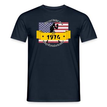 50. Geburtstag Alive and kickin since 07/1974 - Men's T-Shirt - navy - Front - AI Model Male 178 light (178cm)