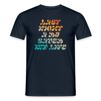 Hier soir, un DJ m’a sauvé la vie - T-shirt homme - marine - Devant - AI Model Male 178 light (178cm)